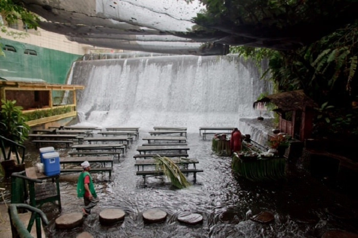 Nhà hàng nằm ngay dưới thác nước đổ ở philippines