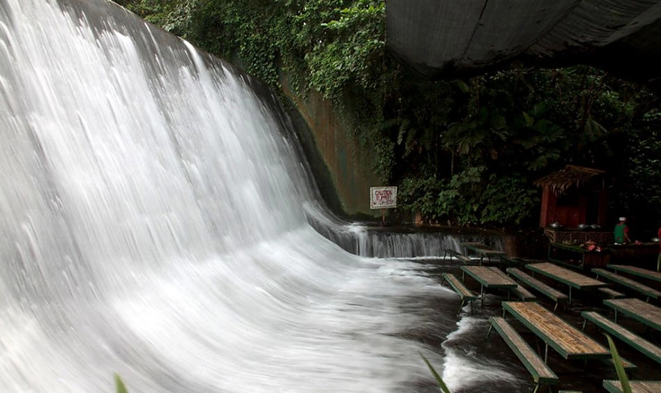 Nhà hàng nằm ngay dưới thác nước đổ ở philippines