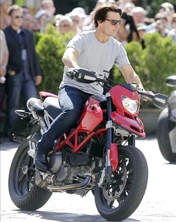  tom cruise trổ tài với ducati 