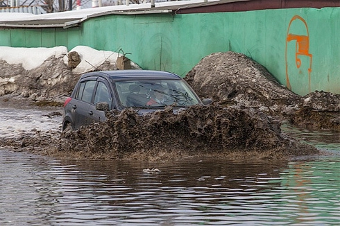  xe hơi lội nước bùn đen 