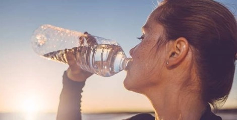 5 sai lầm thường mắc phải khi uống nước