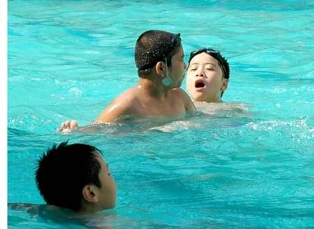 8 bệnh thường gặp khi tắm ở bể bơi