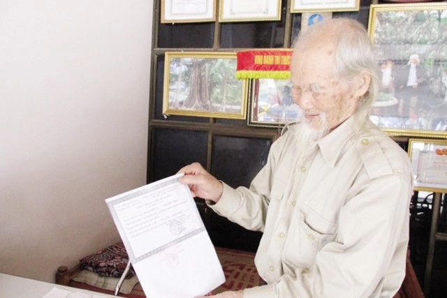 93 tuổi vẫn phóng xe bốc thuốc chữa bệnh cho người nghèo