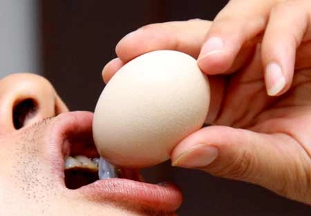 Ăn trứng gà sống dễ sinh quý tử