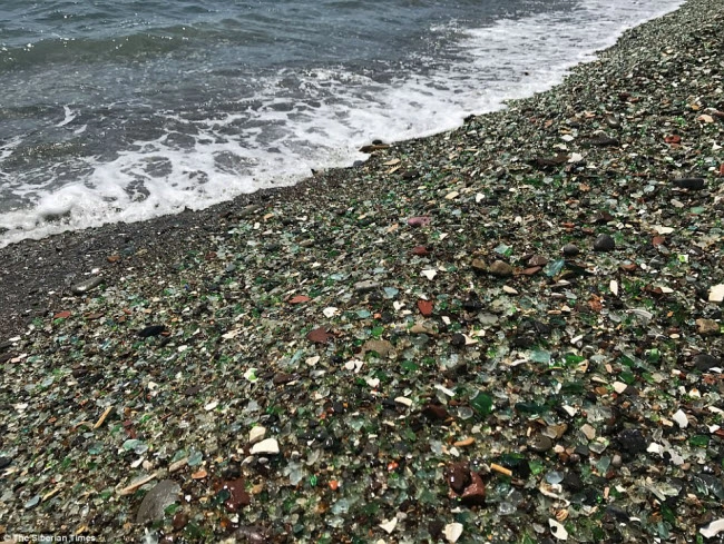 Bãi biển thủy tinh nổi tiếng thế giới có nguy cơ biến mất