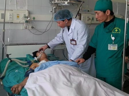 Bệnh nhân bị đâm thủng hai lá phổi gần đứt tủy sống