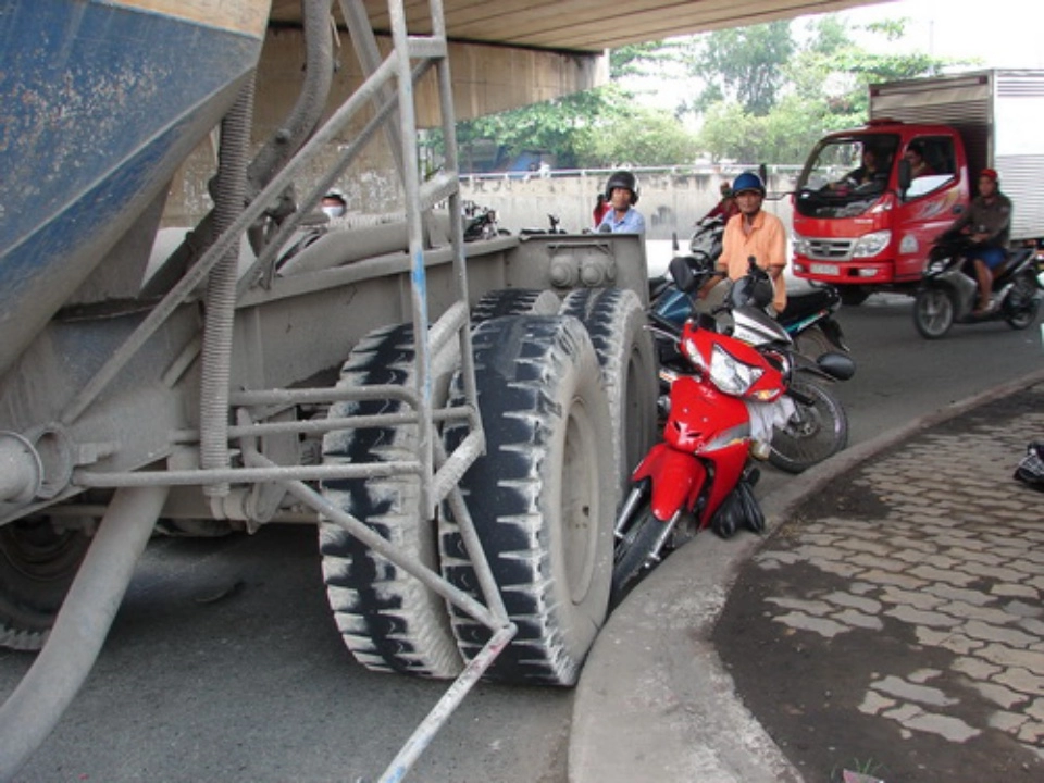 Bị xe lớn chạy cùng chiều ép đường - quyết định sai 1 ly là đi 1 dặm