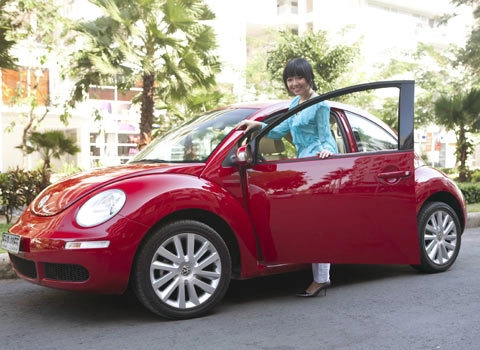  ca sĩ tóc tiên tạo dáng bên xe new beetle 