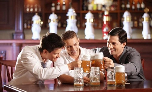Cách uống rượu bia ít gây hại sức khỏe trong kỳ nghỉ