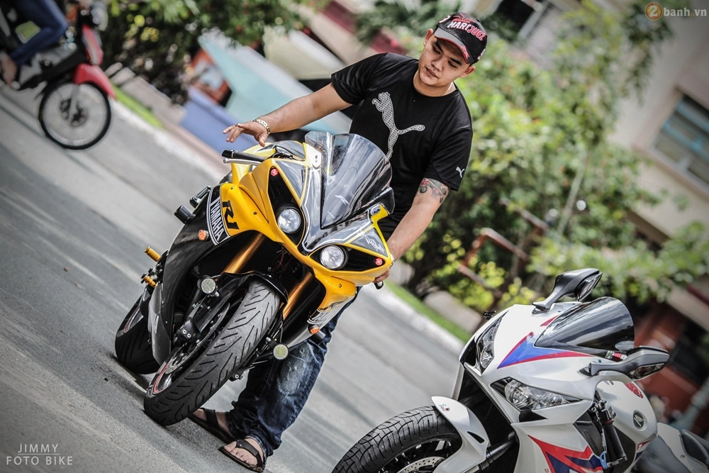 Cặp đôi supersport danh giá của biker trẻ tự tin tạo dáng tại sài gòn