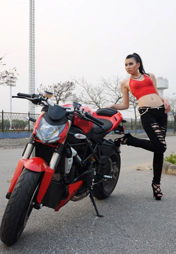  cặp người mẫu song sinh gợi cảm với ducati 