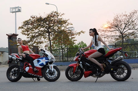  cặp người mẫu song sinh gợi cảm với ducati 