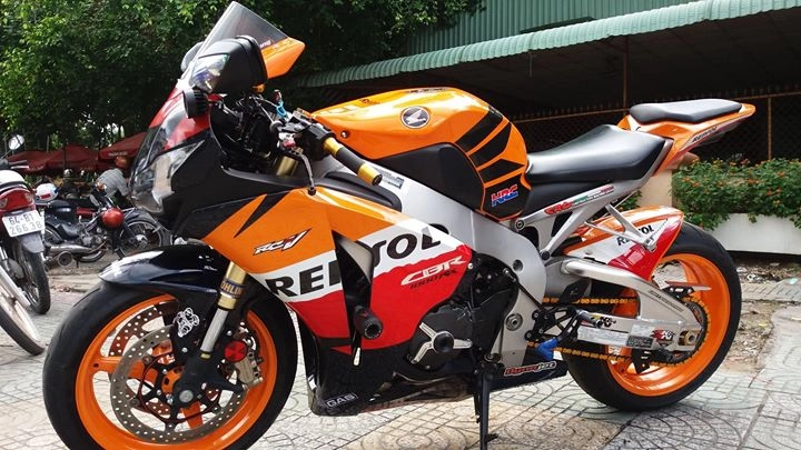 Cbr 1000rr - bò rừng repsol 2010 trùm mền khoe dáng