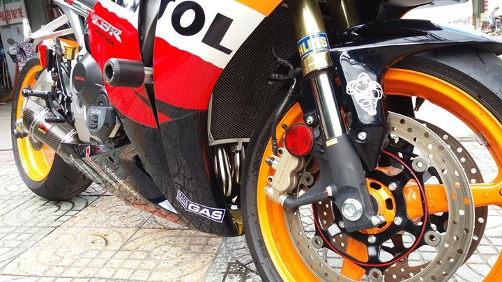 Cbr 1000rr - bò rừng repsol 2010 trùm mền khoe dáng