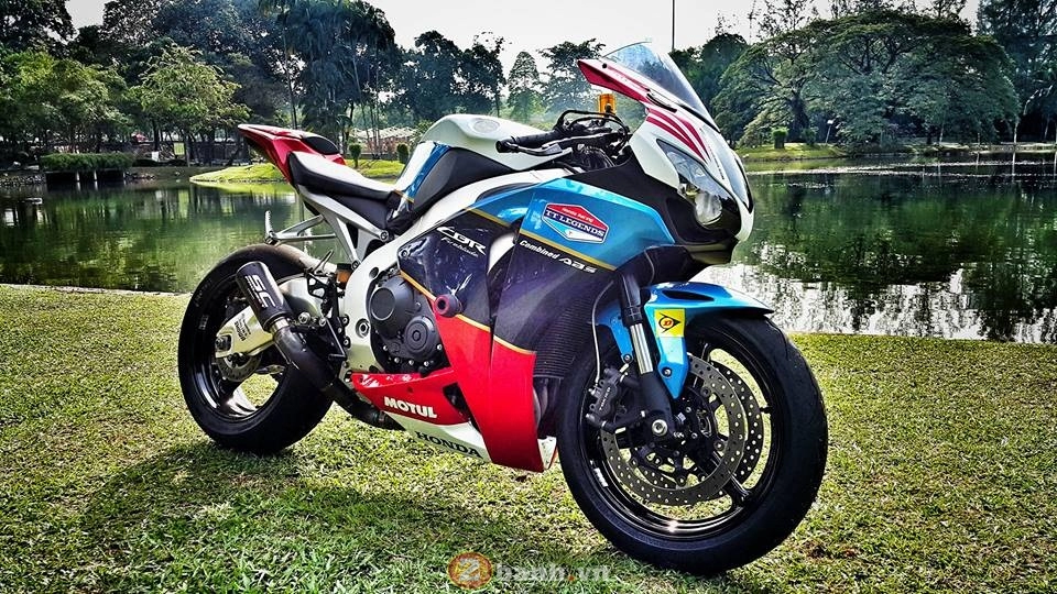 Cbr 1000rr tt legends quyến rũ bên bờ hồ