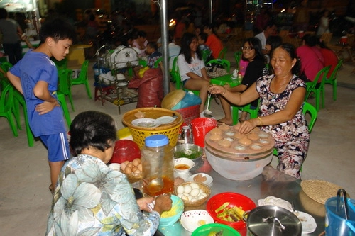 Chợ đêm đầu tiên phục vụ du khách ở phan thiết