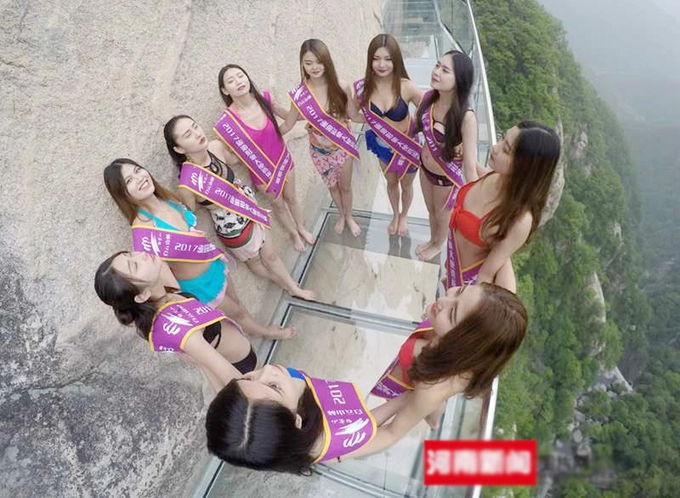 Choáng nặng 10 thiếu nữ mặc bikini thách thức cầu kính cao 1000m