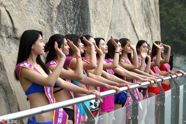 Choáng nặng 10 thiếu nữ mặc bikini thách thức cầu kính cao 1000m