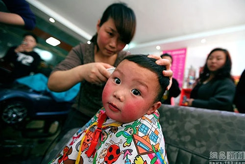 Chùm ảnh biểu cảm hài hước của trẻ khi được cắt tóc