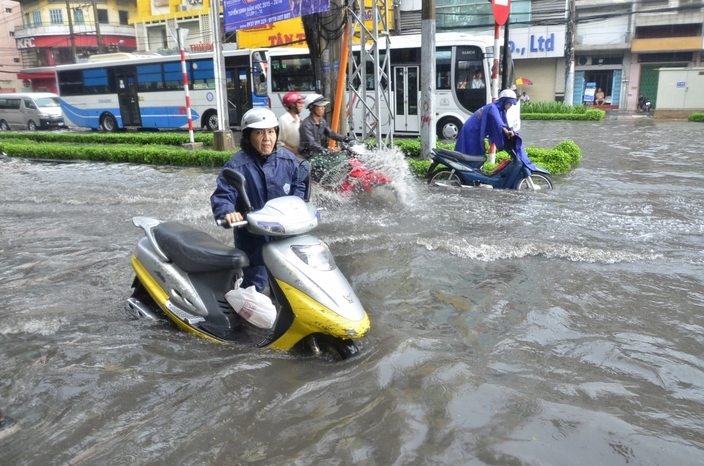 Đi xe tay ga lỡ ngập nước thì cần phải xử lý làm sao