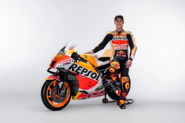 Đội đua repsol honda motogp 2022 lộ diện với ngoại hình hoàn toàn mới