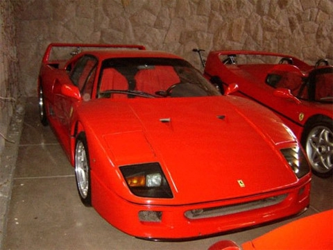  garage toàn siêu xe màu đỏ 