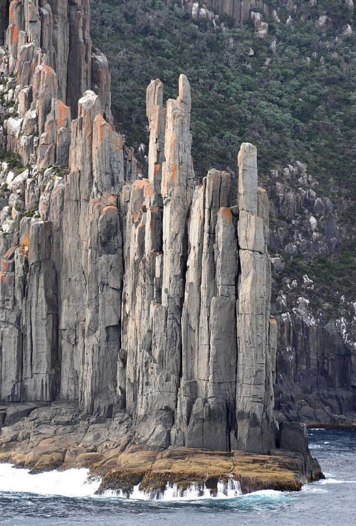 Giả mã những trụ đá kỳ lạ dọc bờ biển australia