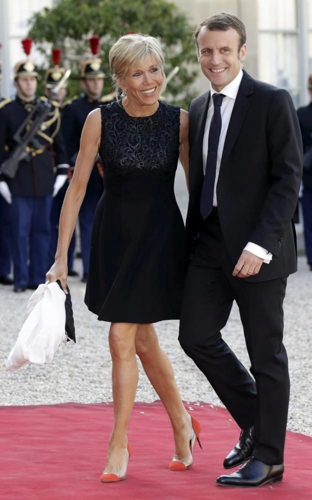 Gu thời trang trẻ trung giúp vợ hơn 24 tuổi tự tin khi sánh đôi cùng tổng thống đắc cử emmanuel macron
