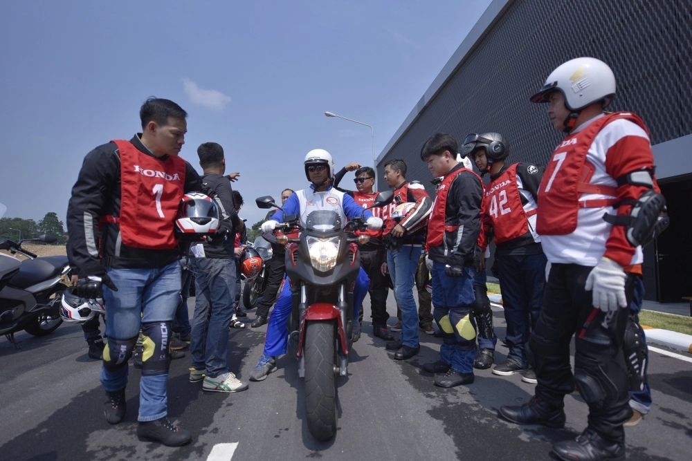 Hàng trăm xe pkl hội tụ tại trường đua sepang trong hành trình honda châu á honda asian journey