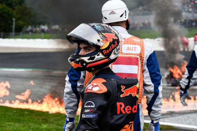 Hình ảnh về chiếc xe đua ktm của dani pedrosa bốc cháy ai cũng rợn người