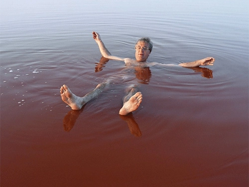 Hồ nước đỏ như máu ở châu phi