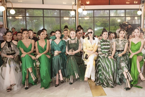  hoa hậu siêu mẫu dầm mưa diễn thời trang trên núi ở đà nẵng 
