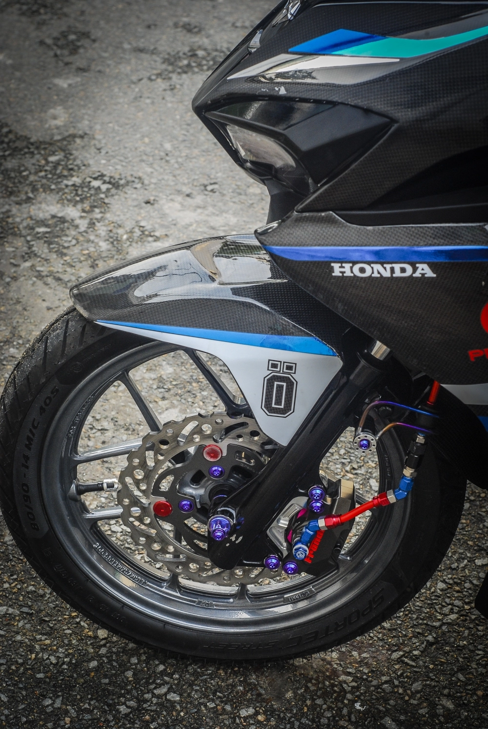 Honda air blade độ bộ cánh carbon fiber cùng khối đồ chơi nặng kg