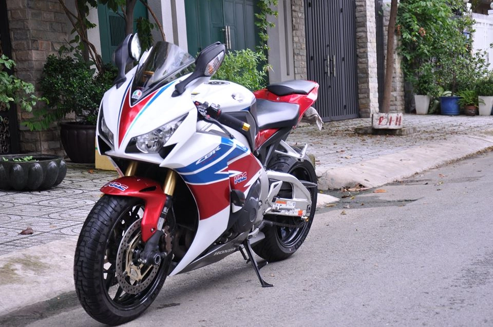 Honda cbr1000rr hrc uy lực cùng pô akrapovic