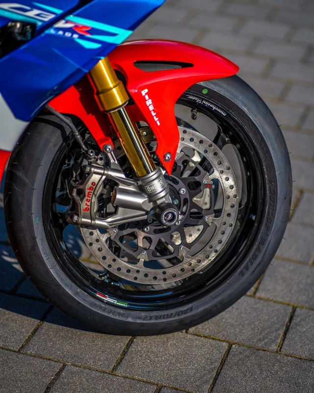 Honda cbr1000rr-r độ phong cách xe đua đường phố