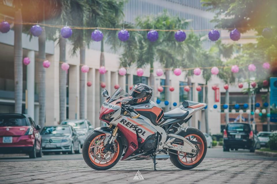 Honda cbr1000rr repsol mạnh mẽ giữa lòng sài gòn