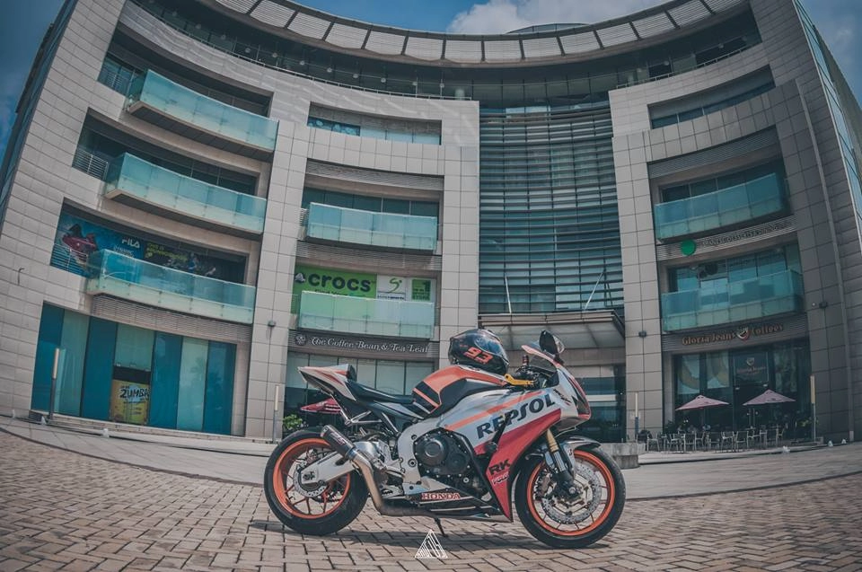 Honda cbr1000rr repsol mạnh mẽ giữa lòng sài gòn