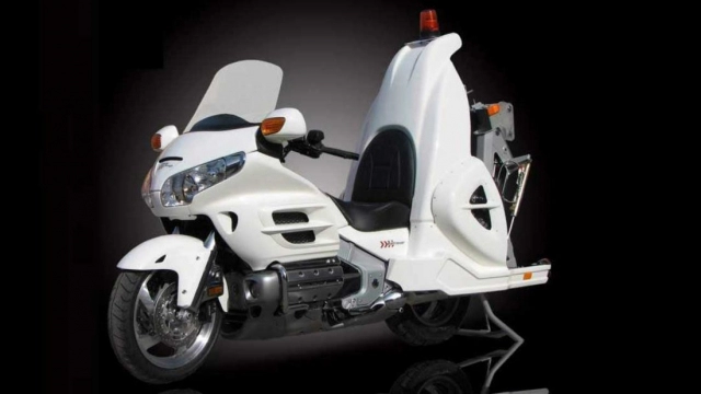 Honda goldwing được biến đổi thành mẫu xe kéo ô tô chuyên dụng