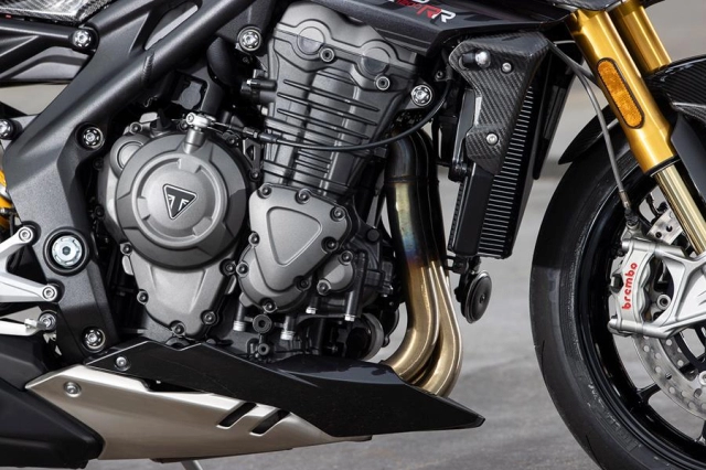 Honda hawk11 và triumph speed triple rr trên bàn cân thông số