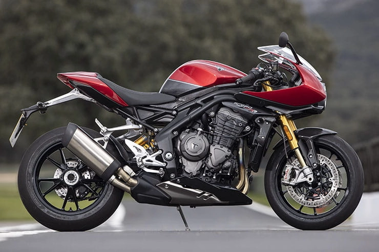 Honda hawk11 và triumph speed triple rr trên bàn cân thông số