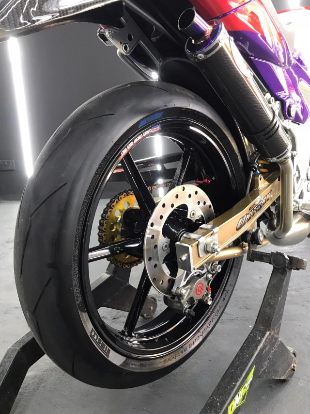 Kawasaki kips trở nên độc đáo hơn với dàn chân của siêu mô tô nhà honda