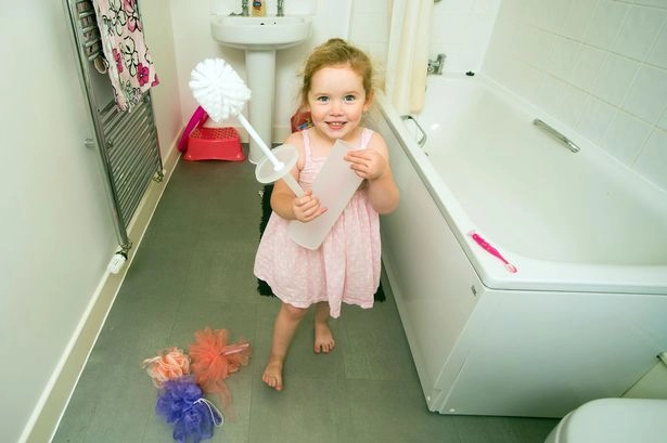Kỳ lạ bé 2 tuổi nghiện ăn thảm chùi chân bàn chải nhà vệ sinh