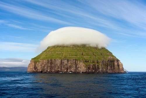 Kỳ lạ hòn đảo đội mây litla dimun