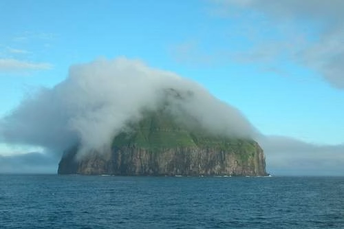 Kỳ lạ hòn đảo đội mây litla dimun