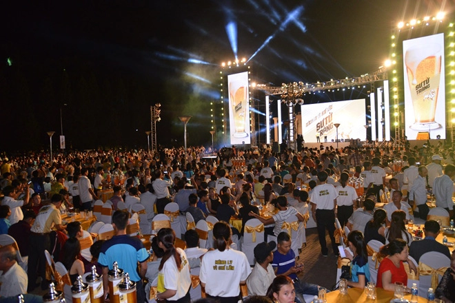 Lễ hội bia sư tử trắng nâng ly vì chí lớn - đêm hội đầy niềm vui của người dân