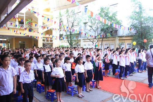 Lễ khai giảng ở ngôi trường hát quốc ca bằng tay giữa thủ đô