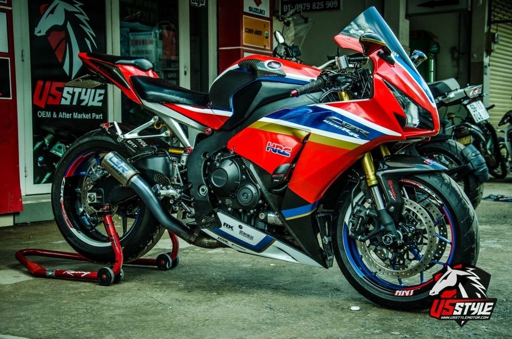 Lên đời honda cbr1000rr với bộ tem phiên bản 2017