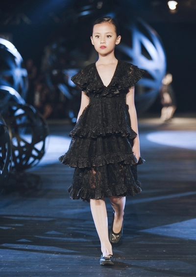  mẫu nhí catwalk với đầm đen 