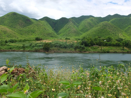 Myanmar đến soi và mỉm cười nhẹ nhõm