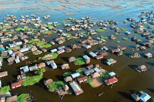 Ngôi làng trên hồ độc đáo ở châu phi